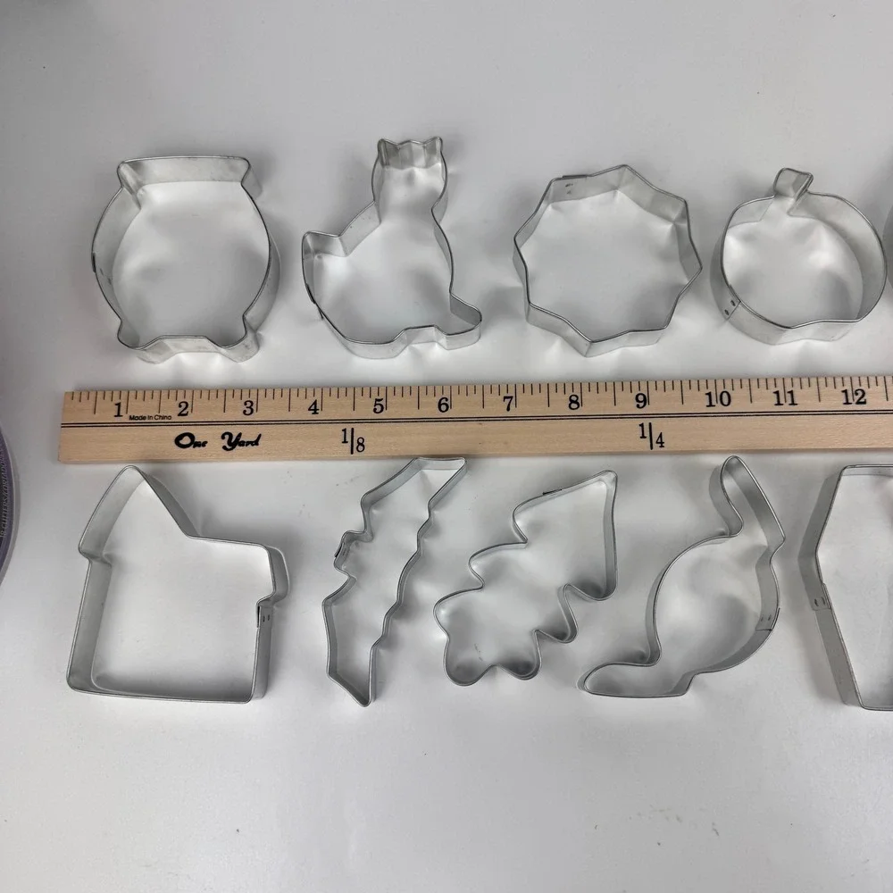 2012 Wilton Halloween Spooky Cookie Cutter Set 18 Shapes Metal Plastic Container